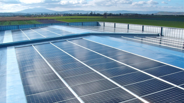 Fotovoltaico industriale: antincendio e monitoraggio SolarEdge &copy; Creative Commons
