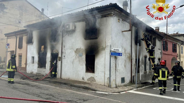 Incendio a Pontenure, casa avvolta dalle fiamme. Intervento dei ... &copy; Creative Commons