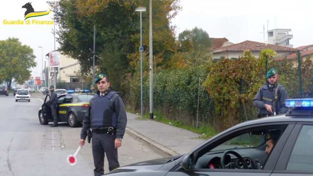 Offre soldi ai finanzieri per evitare il controllo del furgone ... &copy; Creative Commons