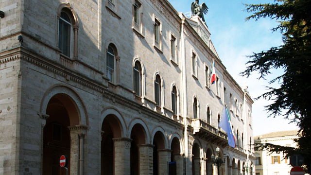 Palazzo della Provincia e della Prefettura - Wikipedia &copy; Creative Commons