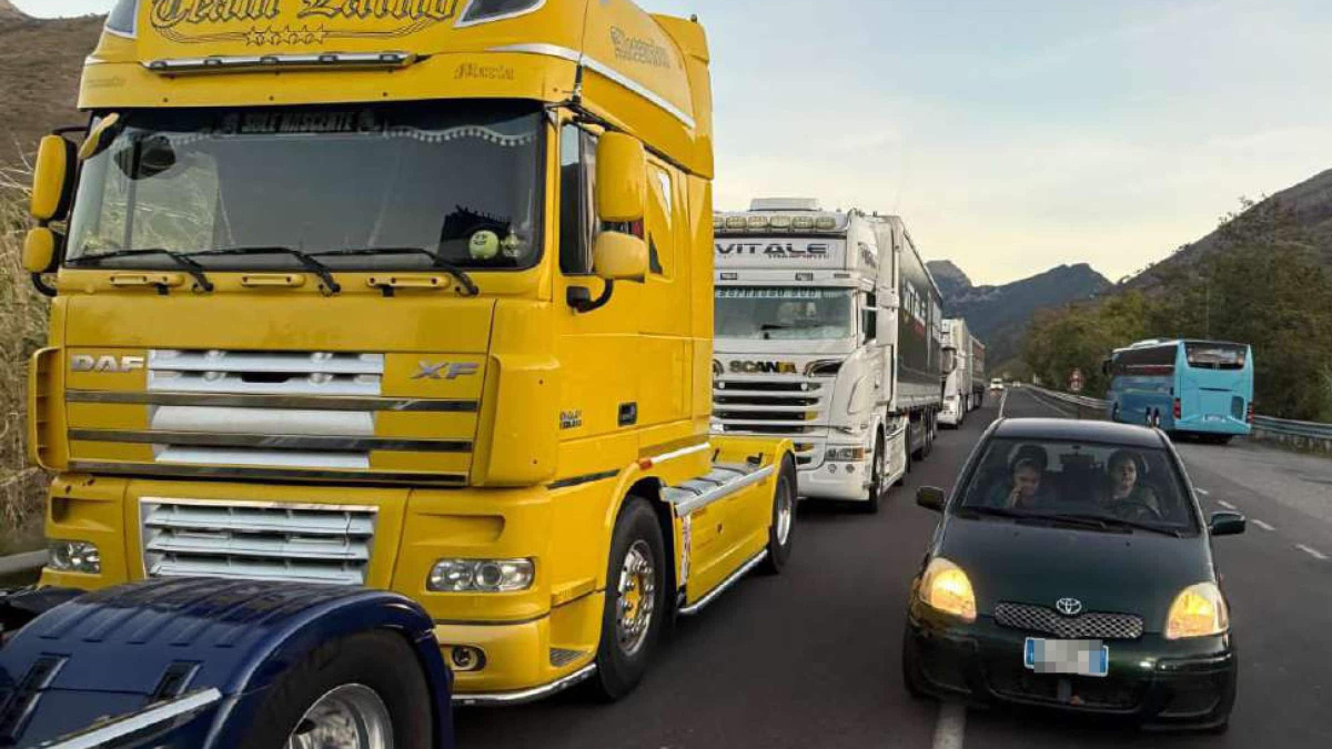 Sicilia, sciopero autotrasportatori contro il caro carburante: mezzi fermi