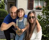 Leonardo insieme a mamma Sonia e pap&agrave; Davide: una famiglia che affronta con amore, forza e speranza le sfide di ogni giorno.