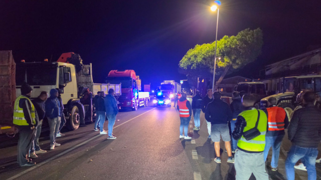 Caro carburante: camion ancora fermi sulla Statale 18, protesta da ... &copy; Creative Commons