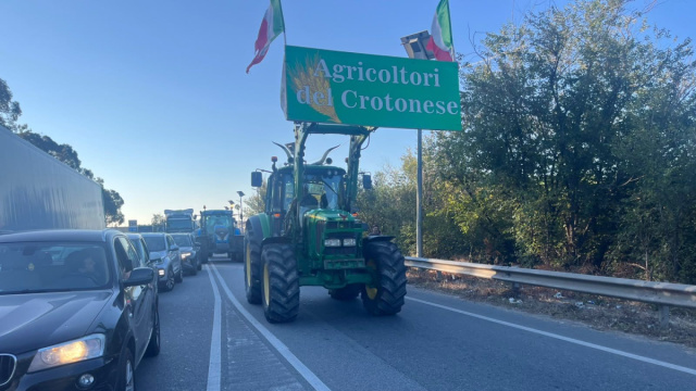 Caro carburante e crisi agricola: a Crotone trattori in strada ... &copy; Creative Commons