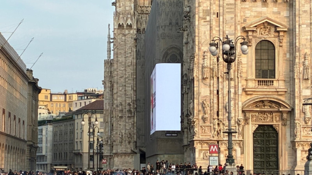 Milano, gli scontri in Duomo al corteo sul carovita in diretta ... &copy; Creative Commons