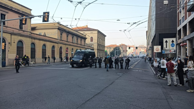 Scontri davanti stazione Bologna tra giovani manifestanti e forze ... &copy; Creative Commons