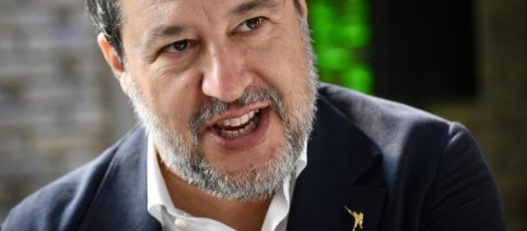 Salvini: 'Più libertà d'azione a forze ordine, da idranti a taser'
