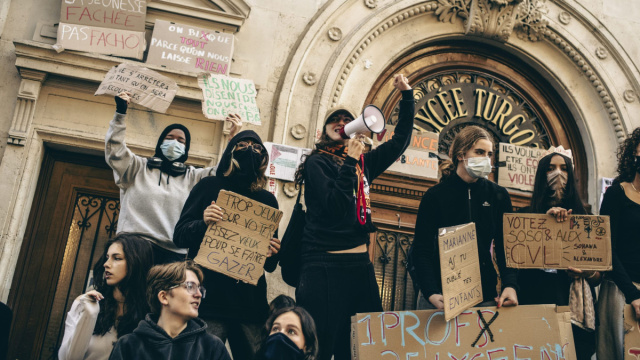 E se vietare i cellulari a scuola avesse causato le proteste in ... &copy; Creative Commons