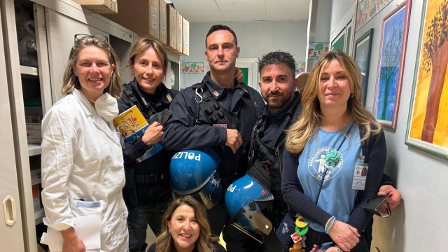 La Polizia di Stato porta sorrisi e doni ai piccoli pazienti del Salesi ... &copy; Creative Commons