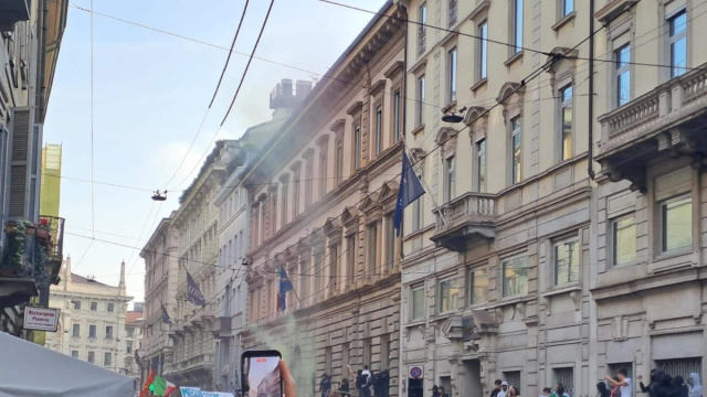 Milano, scontri al corteo e cariche della polizia: feriti e ... &copy; Creative Commons