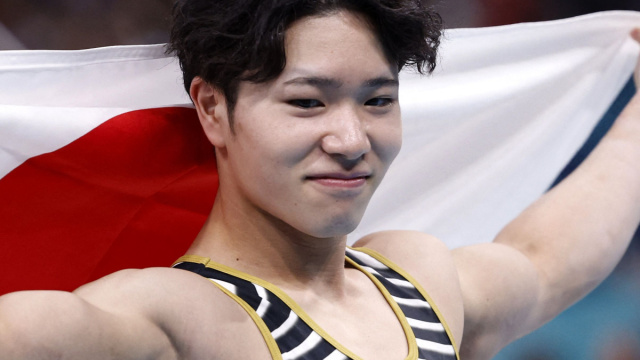 Shinnosuke Oka hangs on to win horizontal bar gold at Paris Games ... &copy; Creative Commons