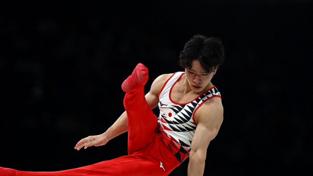 Shinnosuke Oka hangs on to win horizontal bar gold at Paris Games ... &copy; Creative Commons