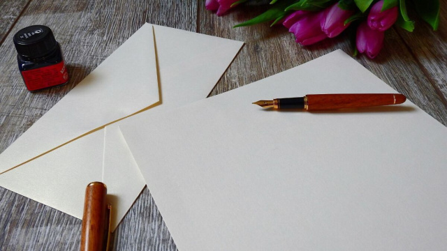 Buste lettere e fiori &copy; Immagine di Pixabay