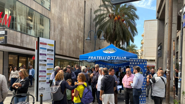 Campagna FdI &ldquo;Nessuna resti nascosta&rdquo;, stand e raccolta firme a ... &copy; Creative Commons
