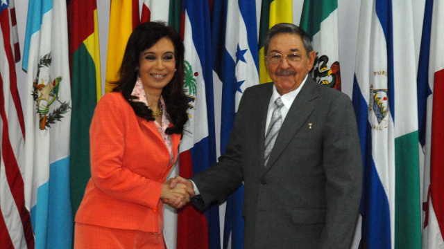 File:Cristina Fern&aacute;ndez and Ra&uacute;l Castro.jpg - Wikipedia &copy; Creative Commons