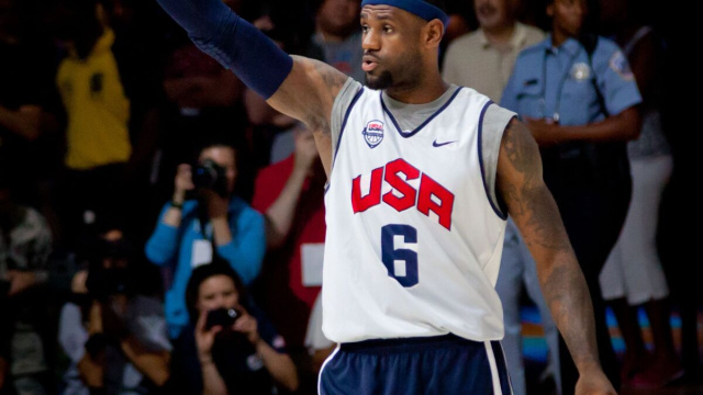 James con la casacca da allenamento del Team USA ai Giochi della XXX Olimpiade