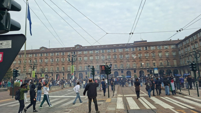 Primi scontri in piazza Castello tra studenti e forze dell'ordine &copy; Creative Commons
