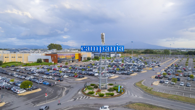 Sabato 27 aprile grande apertura al Centro Commerciale Campania ... &copy; Creative Commons