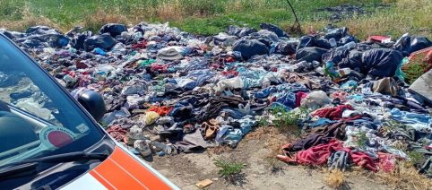 Foggiano, torrente Carapelle invaso da chilometri di scarti tessili