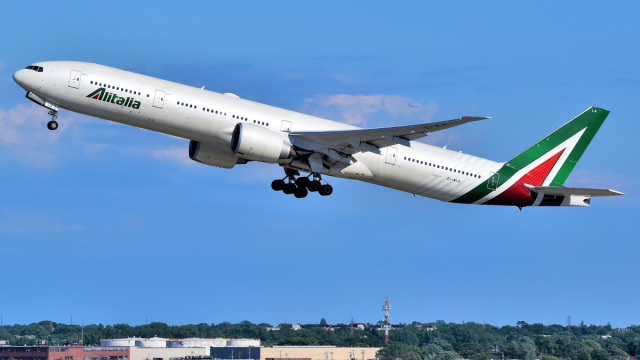 File:Alitalia Boeing 777-3Q8(ER) EI-WLA departing JFK Airport.jpg ... &copy; Creative Commons