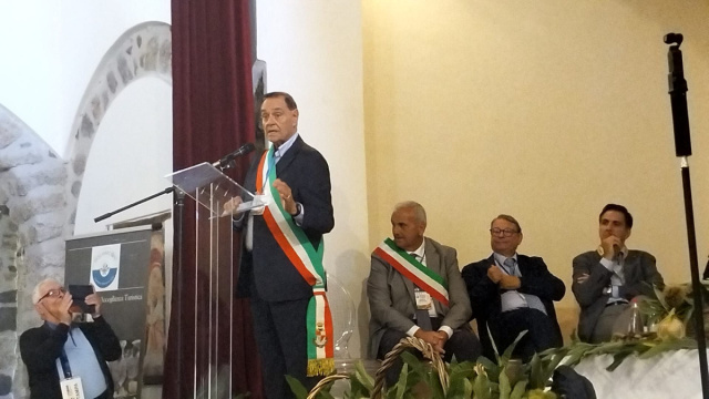 Il sindaco Mastella riceve 'La Castagna d'oro': "Aree interne e ... &copy; Creative Commons