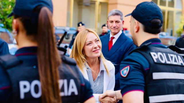 Meloni agli agenti di polizia: 'Lo Stato vi copre le spalle'  Sky ... &copy; Creative Commons
