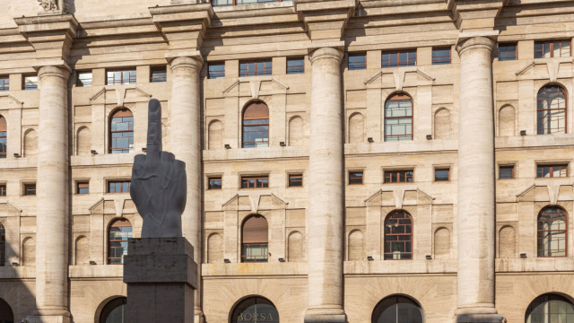Piazza Affari, la Borsa e&hellip;Cattelan  DOMYA &copy; Creative Commons
