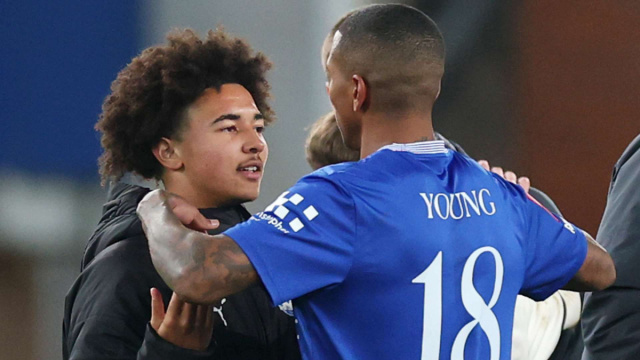 Ashley Young contro il figlio Tyler in Everton-Peterborough di FA ... &copy; Creative Commons