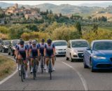 Cicloamatori in gruppo su una strada extraurbana