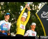 Tadej Pogacar sul podio del Tour de France - &copy; Screenshot Eurosport