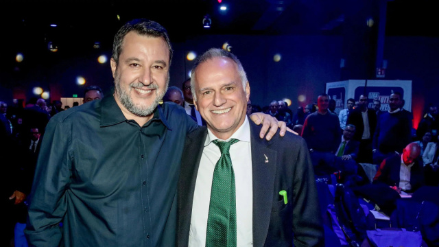 Iniziato il Congresso della Lega, stretta di mano Salvini ... &copy; Creative Commons