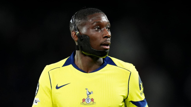 Kolo Muani (Tottenham) indossa una mascherina dopo un colpo alla ... &copy; Creative Commons