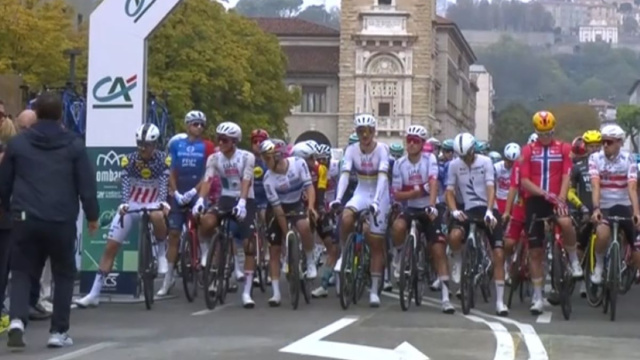 La protesta dei corridori al Lombardia - &copy; Screenshot Eurosport