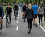 Ciclisti e podisti in pista ciclabile