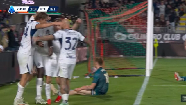 Calciatori dell'Inter esultano dopo l'1-0 (Screenshot da DAZN).