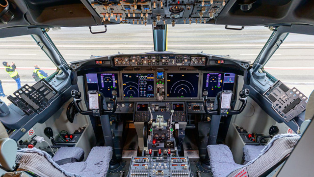 Visita al Boeing 737 MAX 8 di Neos &ndash; Clipper &copy; Creative Commons