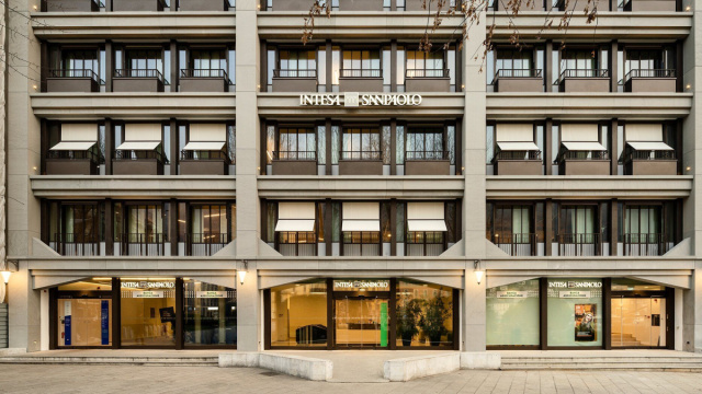 Facciata della sede di Intesa Sanpaolo, Como &ndash; AMDL CIRCLE &copy; Creative Commons