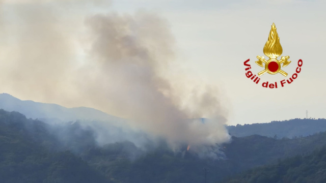 Genova, brucia l'entroterra: fiamme ancora attive in val Branega ... &copy; Creative Commons