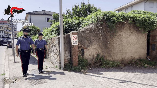 Si finge carabiniere e si fa consegnare gioielli per 50mila euro ... &copy; Creative Commons