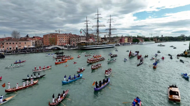 Venezia rende omaggio all'Amerigo Vespucci con un corteo acqueo ... &copy; Creative Commons