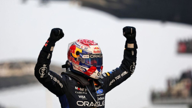 Verstappen conquista Sepang, P1 per l'olandese