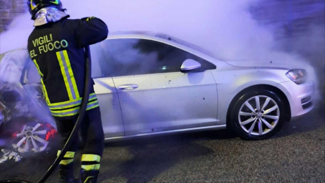 Nuoro, auto di un barista distrutta da un attentato incendiario nella notte