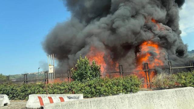 Pianura, incendio all'isola ecologica: fumo nero sulla citt&agrave; e ... &copy; Creative Commons