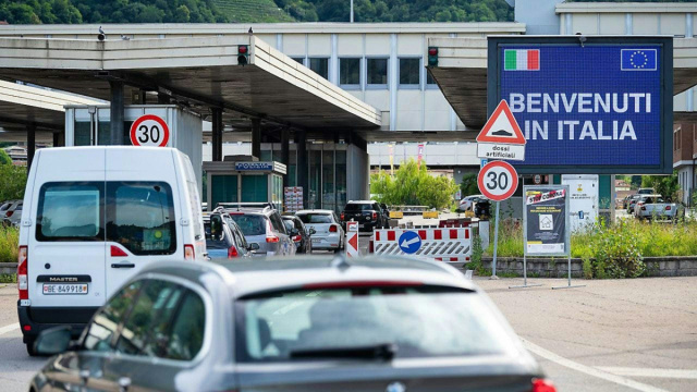Turista fermato al valico di Brogeda con 70'000 euro nascosti in ... &copy; Creative Commons