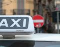 Tassisti in sit-in a Napoli: 'Schiacciati da caro benzina e traffico'