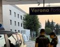 In otto sul treno senza biglietto, uno si scaglia contro gli agenti a Trento