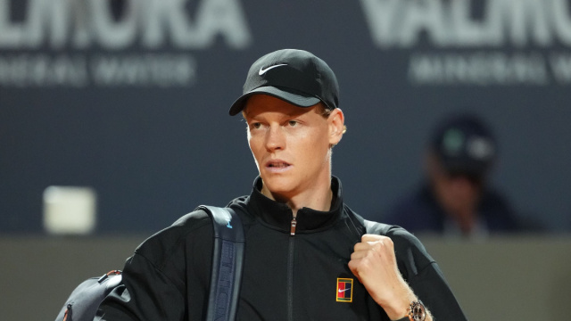 Jannik Sinner ha abbinato il suo look total black a una nuova ... &copy; Creative Commons