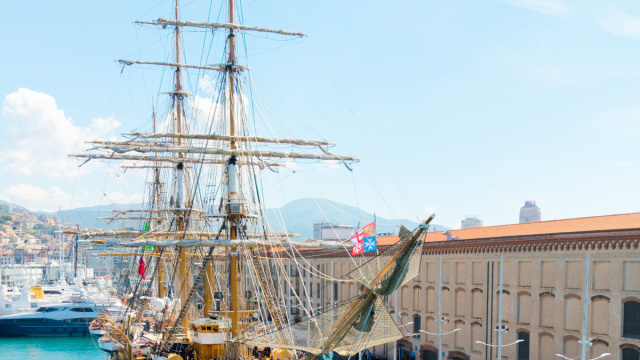 Nave Amerigo Vespucci e il Villaggio IN Italia in arrivo a Trieste ... &copy; Creative Commons