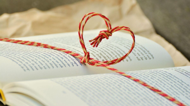 Nodo cuore sopra libro &copy; Immagine di Pixabay