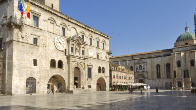 Piazza del Popolo (Ascoli Piceno) - Wikipedia &copy; Creative Commons